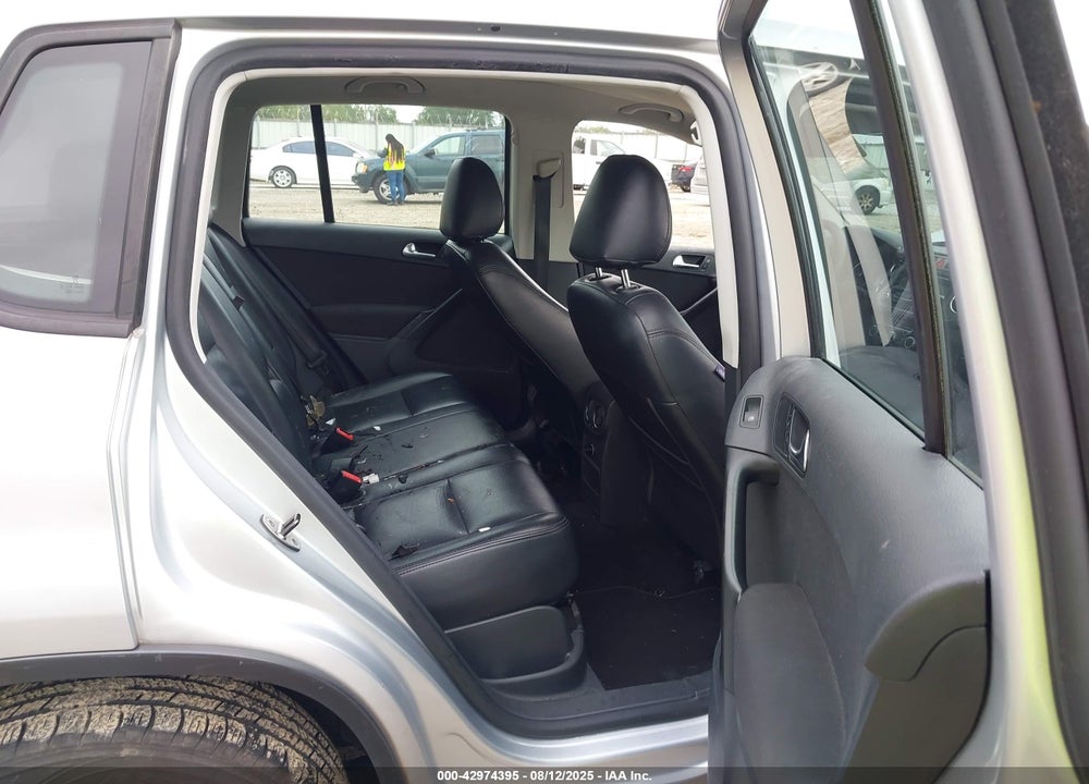 2011 VOLKSWAGEN TIGUAN VIN: WVGAV7AX0BW524254