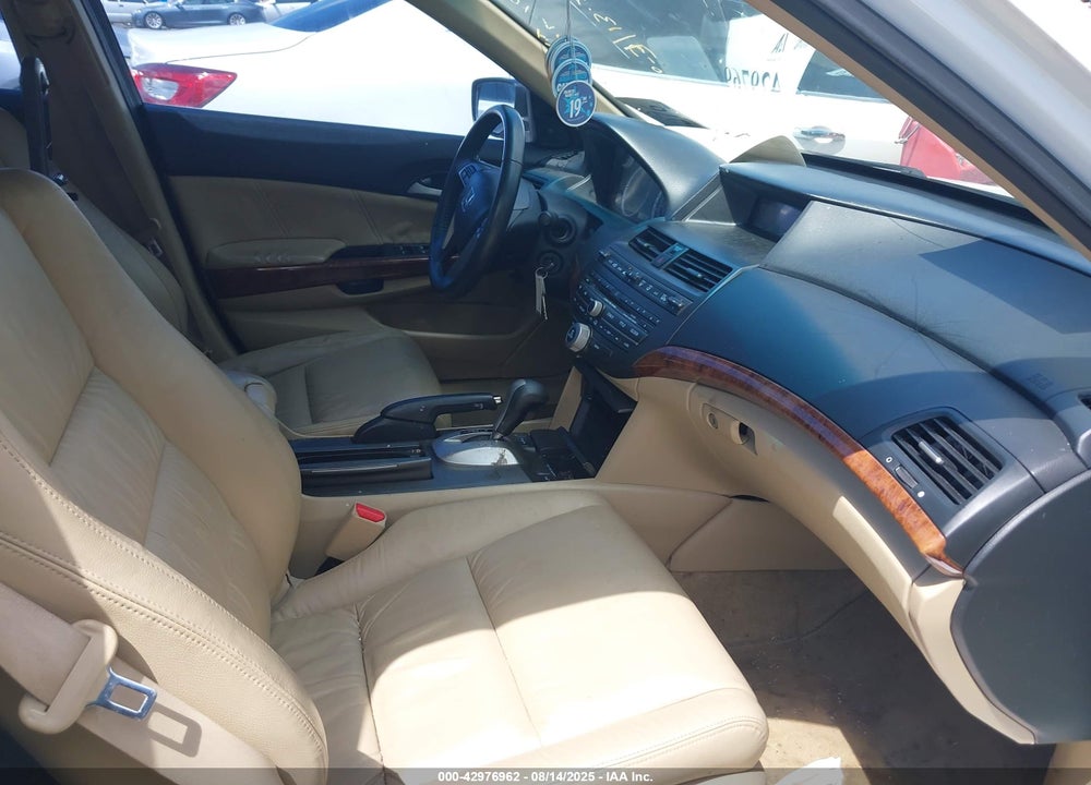 2011 HONDA ACCORD VIN: 1HGCP3F85BA031055