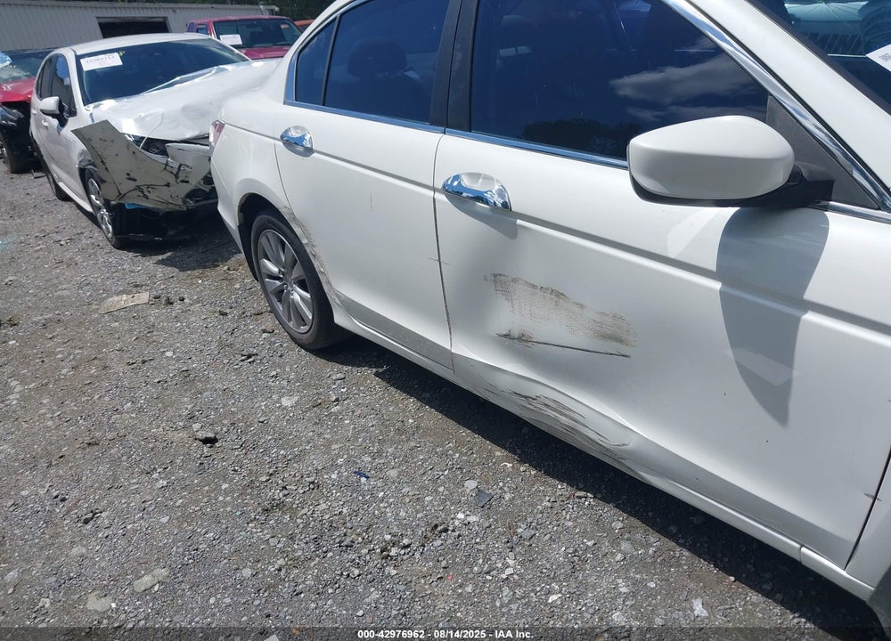 2011 HONDA ACCORD VIN: 1HGCP3F85BA031055