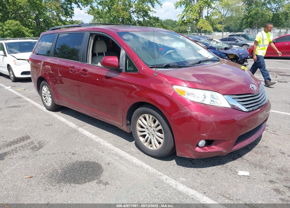 2013 TOYOTA SIENNA XLE V6 8 PASSENGER VIN: 5TDYK3DC4DS386055