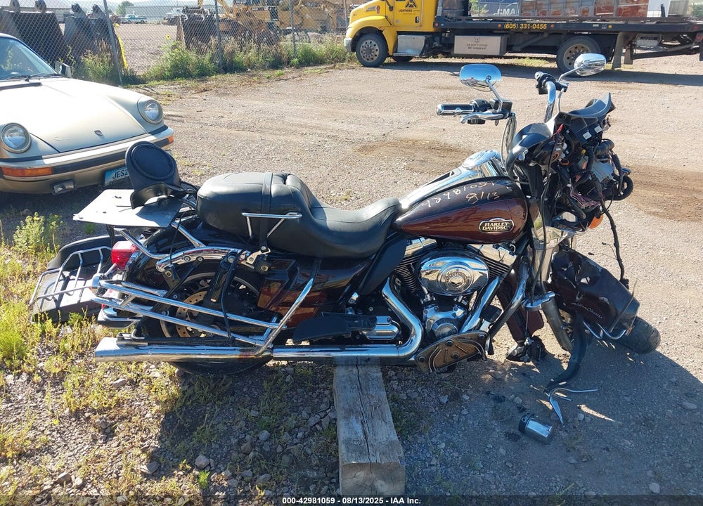 2011 HARLEY-DAVIDSON FLHTCU VIN: 1HD1FC41XBB608119
