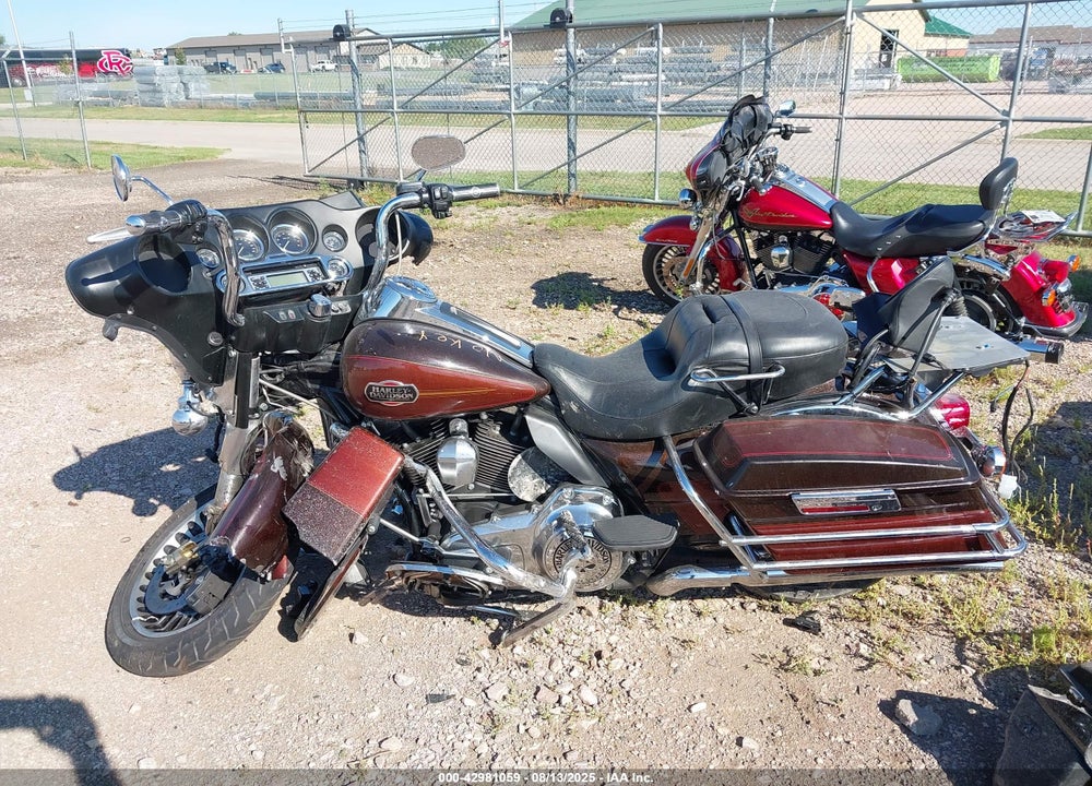 2011 HARLEY-DAVIDSON FLHTCU VIN: 1HD1FC41XBB608119