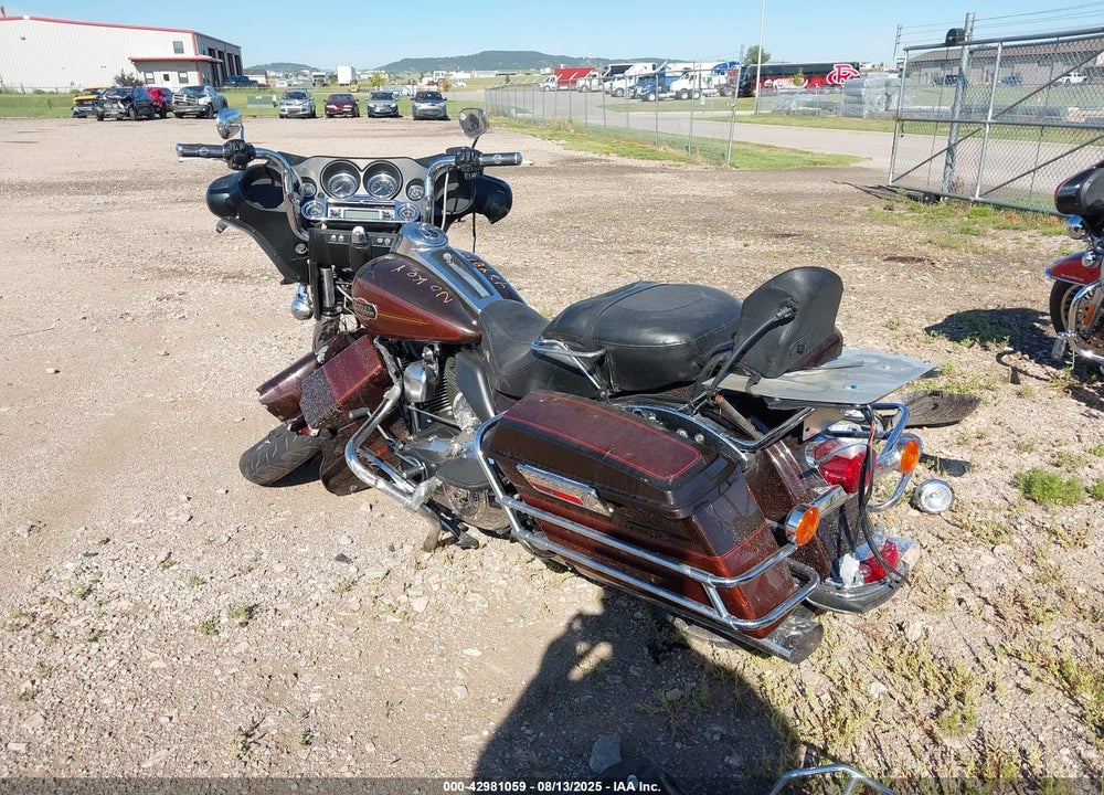 2011 HARLEY-DAVIDSON FLHTCU VIN: 1HD1FC41XBB608119