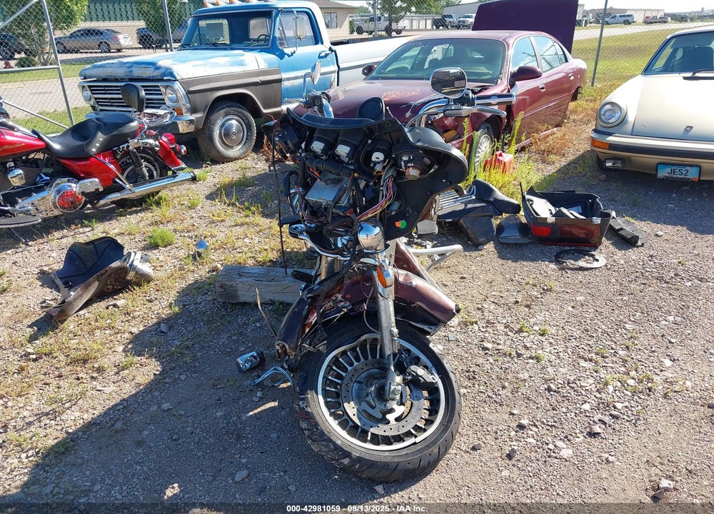 2011 HARLEY-DAVIDSON FLHTCU VIN: 1HD1FC41XBB608119