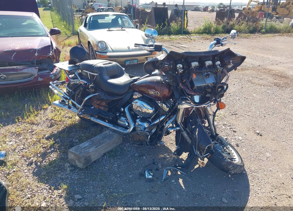 2011 HARLEY-DAVIDSON FLHTCU VIN: 1HD1FC41XBB608119