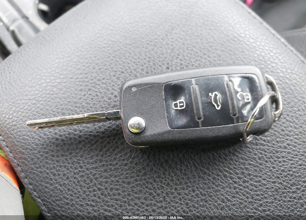 2011 VOLKSWAGEN JETTA 2.5L SE VIN: 3VWDZ7AJ2BM323101