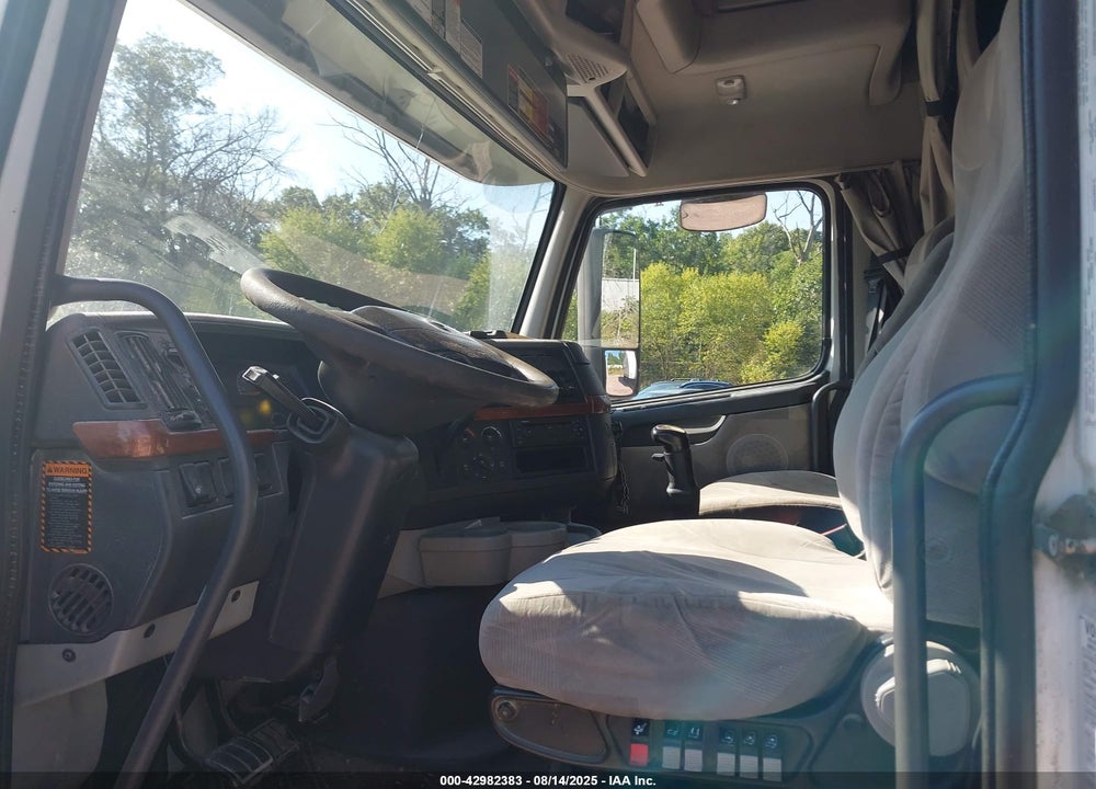 2011 VOLVO VN VNL VIN: 4V4NC9EJ4BN299358