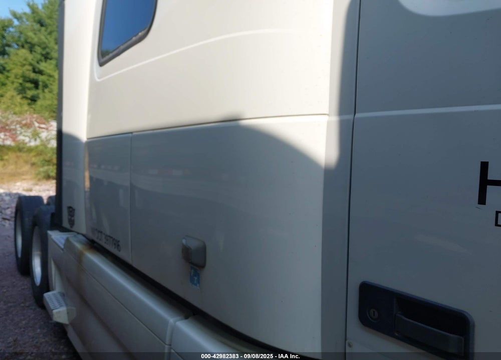 2011 VOLVO VN VNL VIN: 4V4NC9EJ4BN299358