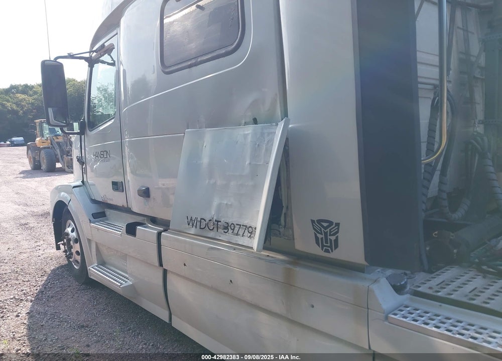 2011 VOLVO VN VNL VIN: 4V4NC9EJ4BN299358