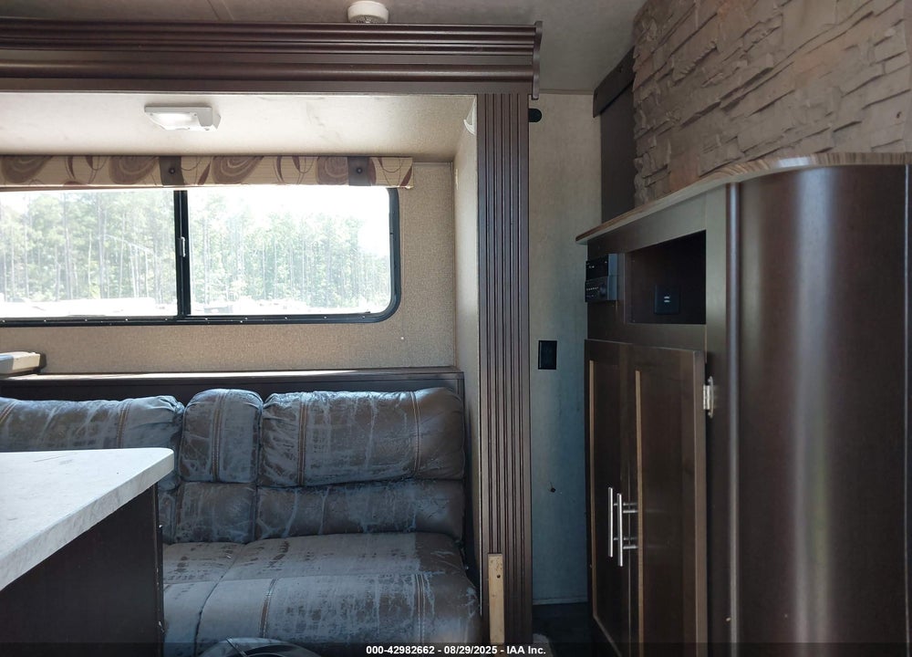 2017 FOREST RIVER CHEROKEE VIN: 4X4TCKB29HK038593