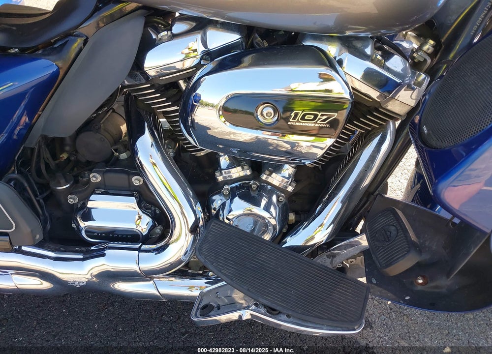 2017 HARLEY-DAVIDSON FLHR VIN: 1HD1FBC19HB607404