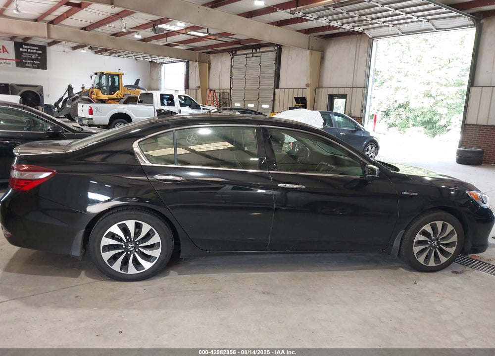 2017 HONDA ACCORD VIN: JHMCR6F56HC028239