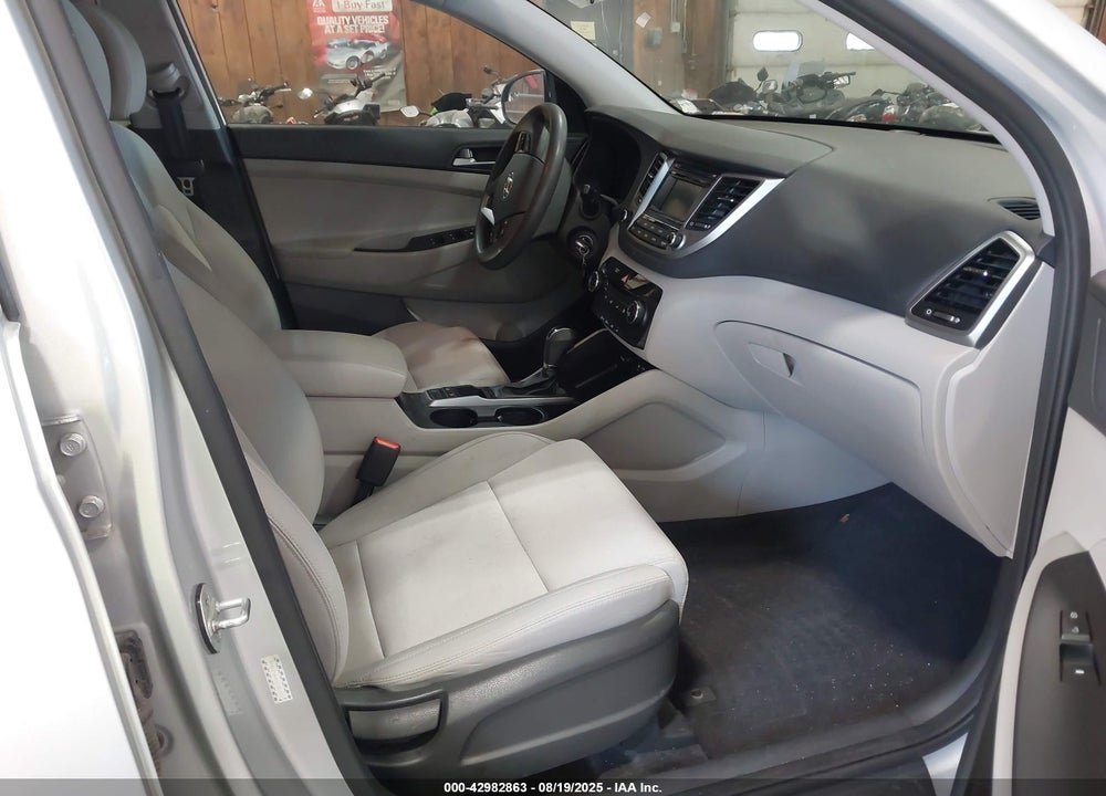 2017 HYUNDAI TUCSON VIN: KM8J3CA49HU382172