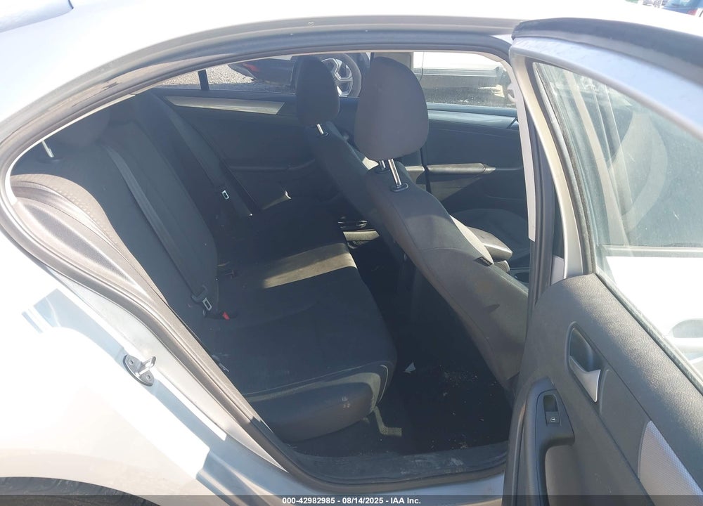 2015 VOLKSWAGEN JETTA 1.8T SE VIN: 3VWD17AJ4FM240265