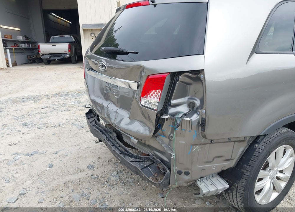 2011 KIA SORENTO VIN: 5XYKT4A24BG175503