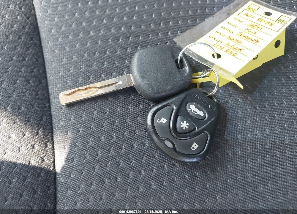 2011 KIA SORENTO VIN: 5XYKTCA1XBG114660