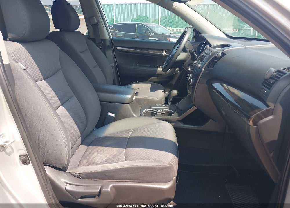 2011 KIA SORENTO VIN: 5XYKTCA1XBG114660