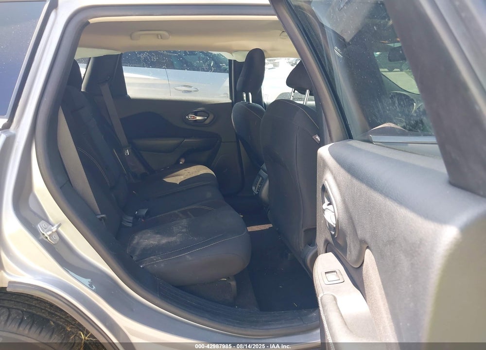 2016 JEEP CHEROKEE VIN: 1C4PJLCB5GW230523