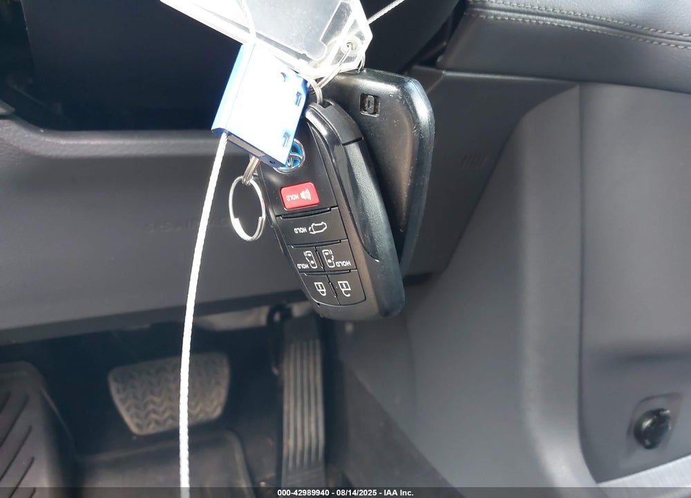 2024 TOYOTA SIENNA XLE VIN: 5TDJRKEC1RS197179