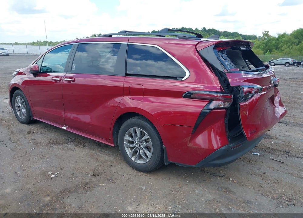 2024 TOYOTA SIENNA XLE VIN: 5TDJRKEC1RS197179