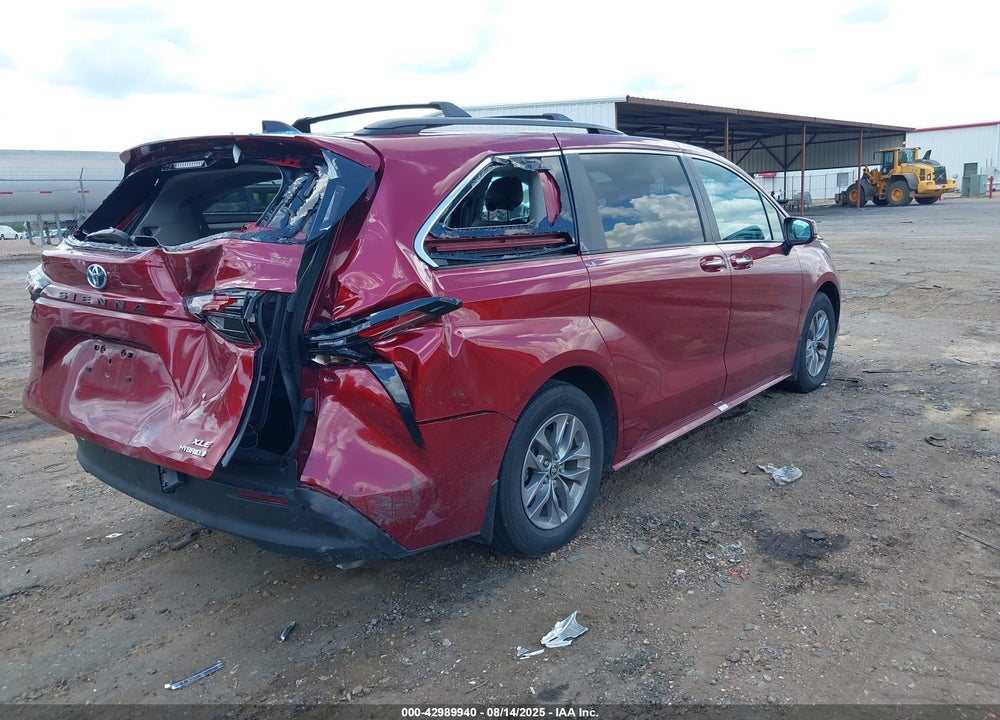 2024 TOYOTA SIENNA XLE VIN: 5TDJRKEC1RS197179