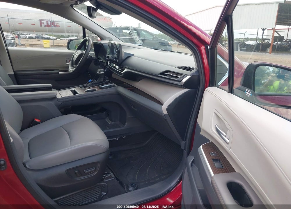 2024 TOYOTA SIENNA XLE VIN: 5TDJRKEC1RS197179