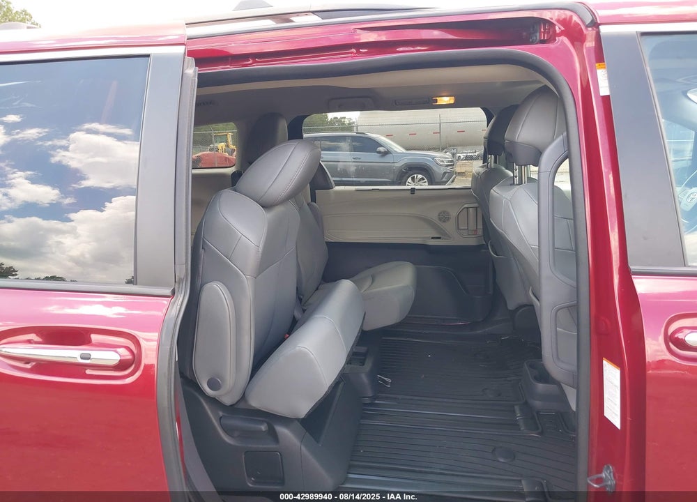 2024 TOYOTA SIENNA XLE VIN: 5TDJRKEC1RS197179