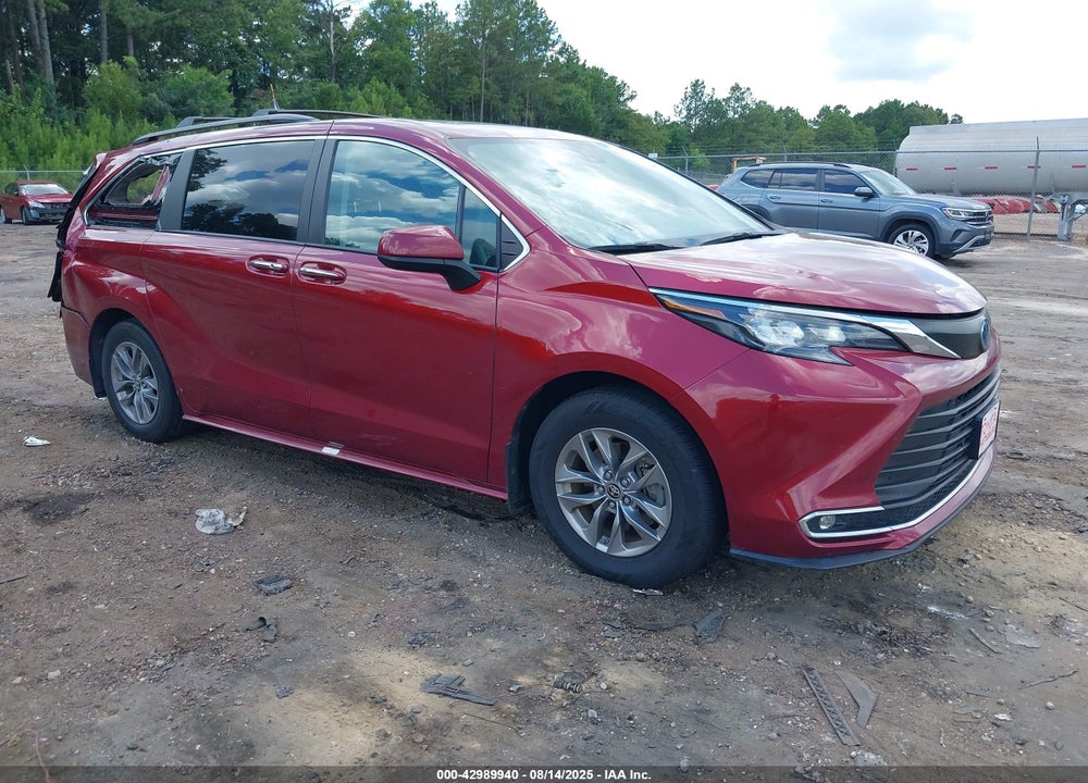 2024 TOYOTA SIENNA XLE VIN: 5TDJRKEC1RS197179