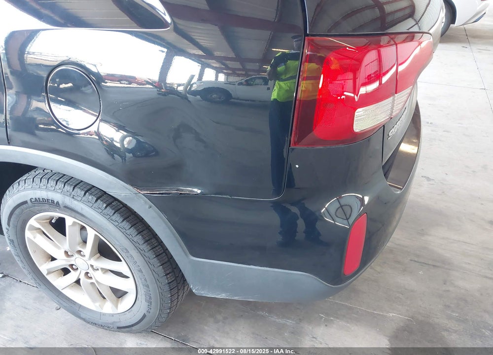 2014 KIA SORENTO LX VIN: 5XYKTCA65EG523374