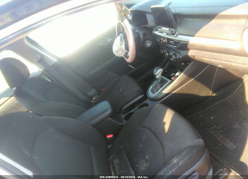 2021 KIA FORTE VIN: 3KPF24AD8ME390405