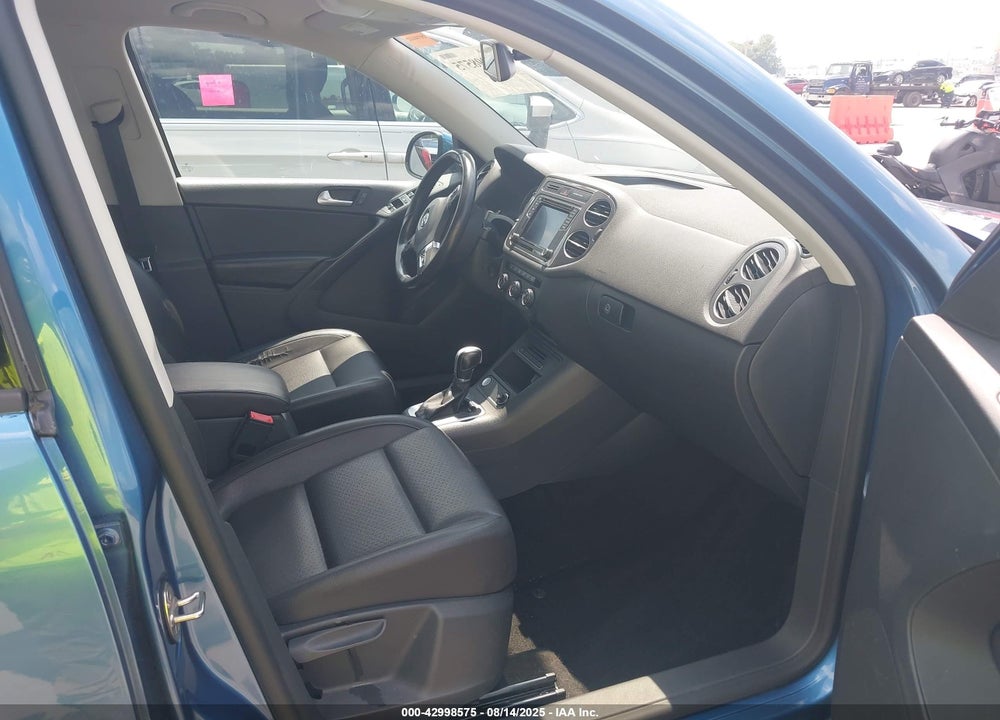 2017 VOLKSWAGEN TIGUAN VIN: WVGAV7AX8HK006814