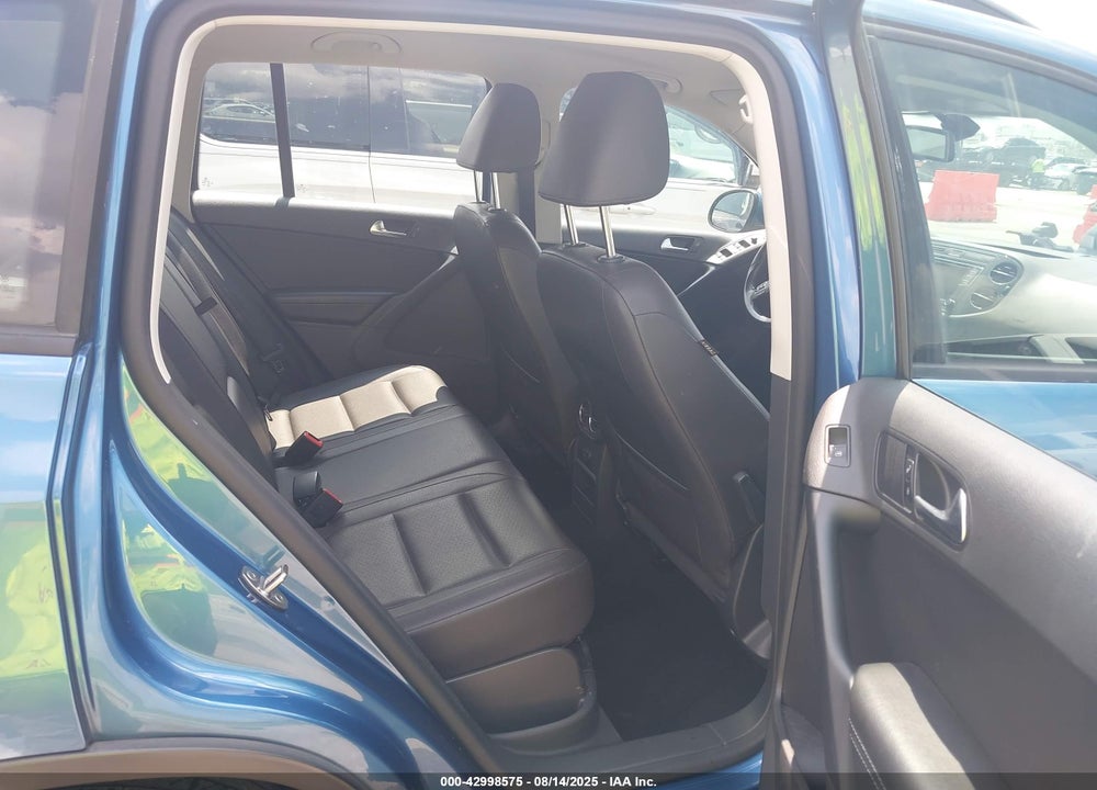 2017 VOLKSWAGEN TIGUAN VIN: WVGAV7AX8HK006814