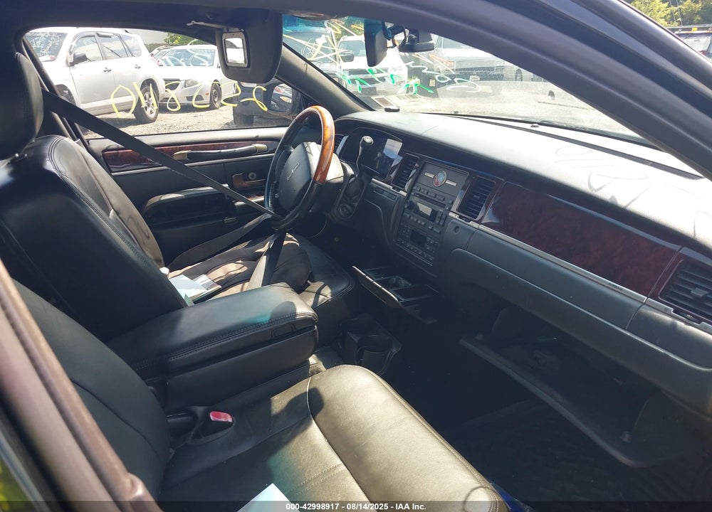 2009 LINCOLN TOWN CAR SIGNATURE LIMITED VIN: 2LNHM82V49X610623