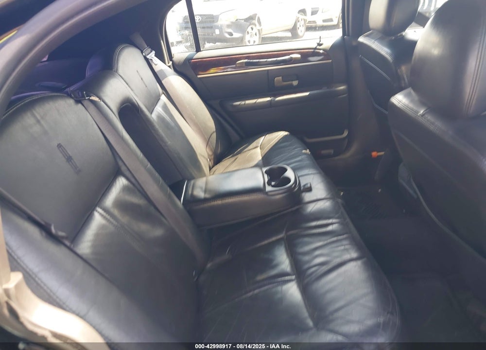 2009 LINCOLN TOWN CAR SIGNATURE LIMITED VIN: 2LNHM82V49X610623