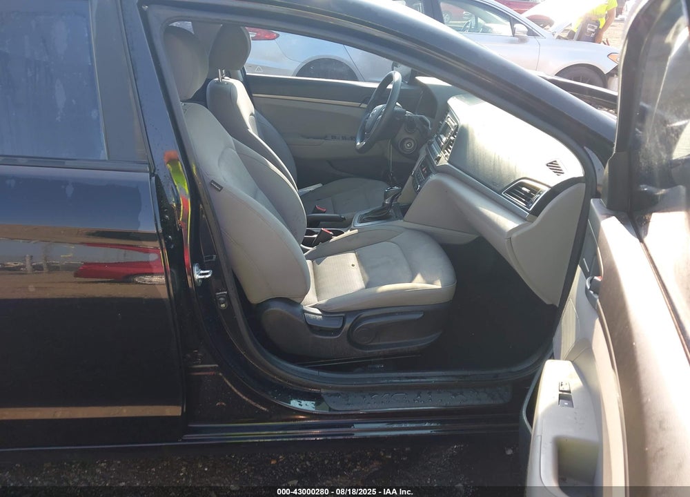 2017 HYUNDAI ELANTRA VIN: KMHD74LF1HU376663