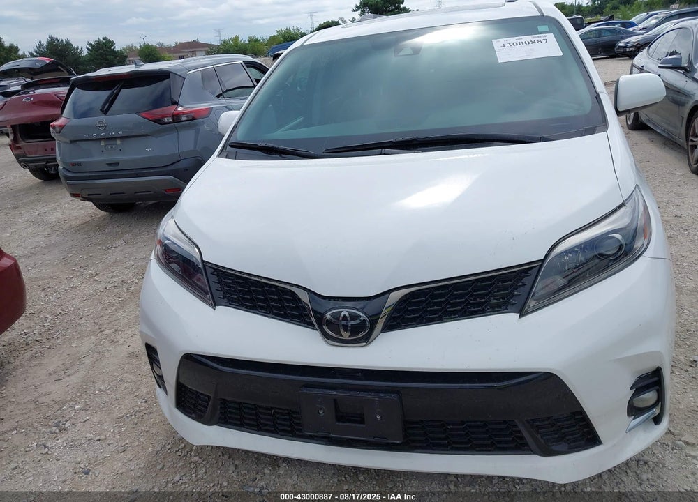 2018 TOYOTA SIENNA SE PREMIUM 8 PASSENGER VIN: 5TDXZ3DC3JS901663
