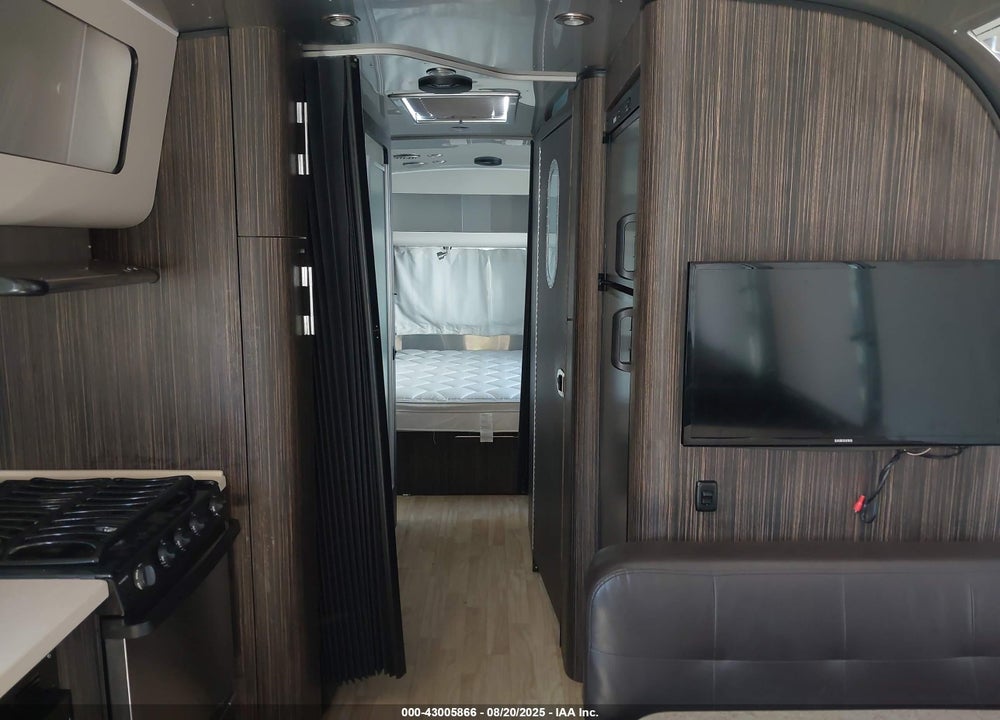 2018 AIRSTREAM TRAILER VIN: 1STJFYP28JJ543831