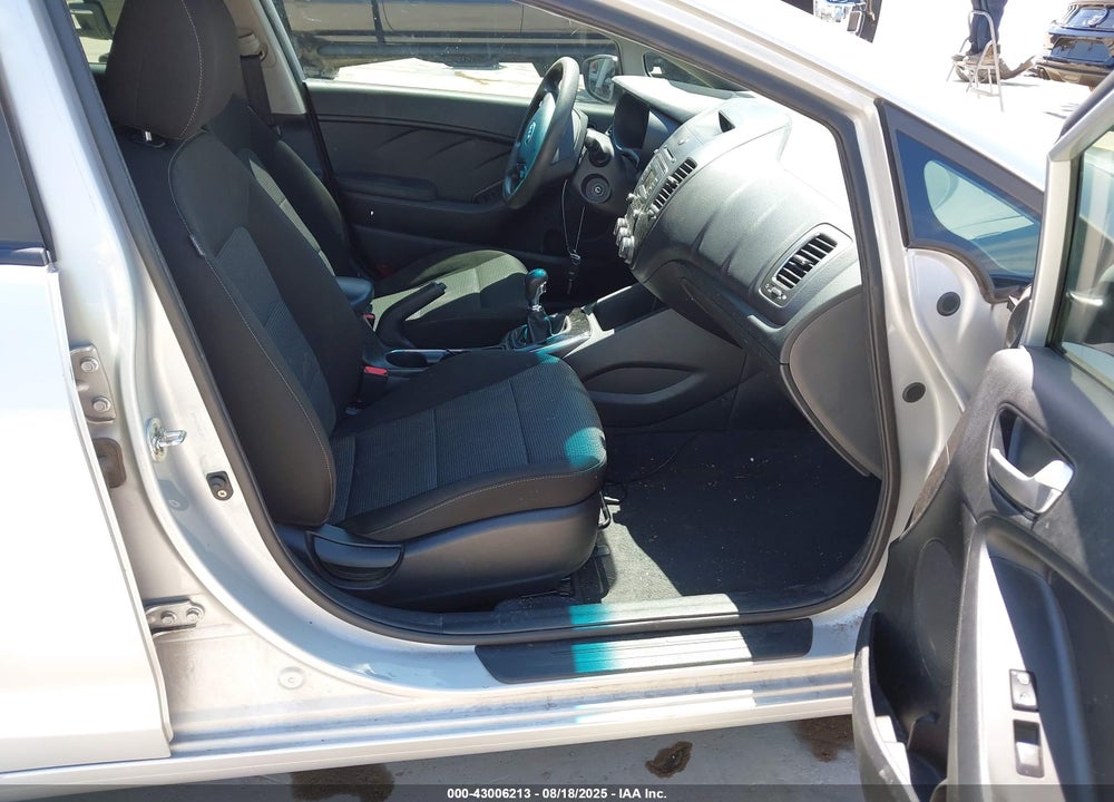 2017 KIA FORTE VIN: 3KPFK4A74HE109037