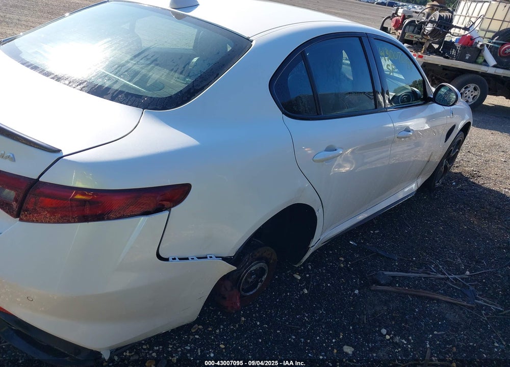 2017 ALFA ROMEO GIULIA QUADRIFOGLIO RWD VIN: ZARFAEAVXH7560583