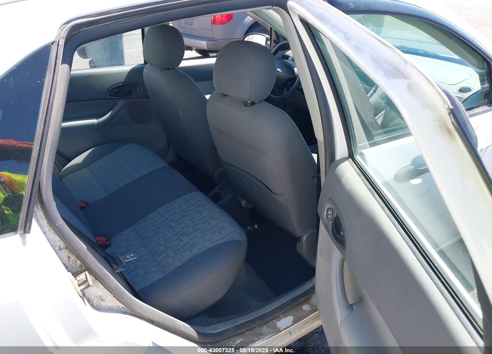 2005 FORD FOCUS ZX4 VIN: 1FAFP34N05W237661
