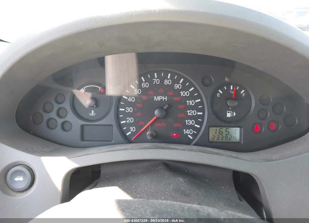 2005 FORD FOCUS ZX4 VIN: 1FAFP34N05W237661