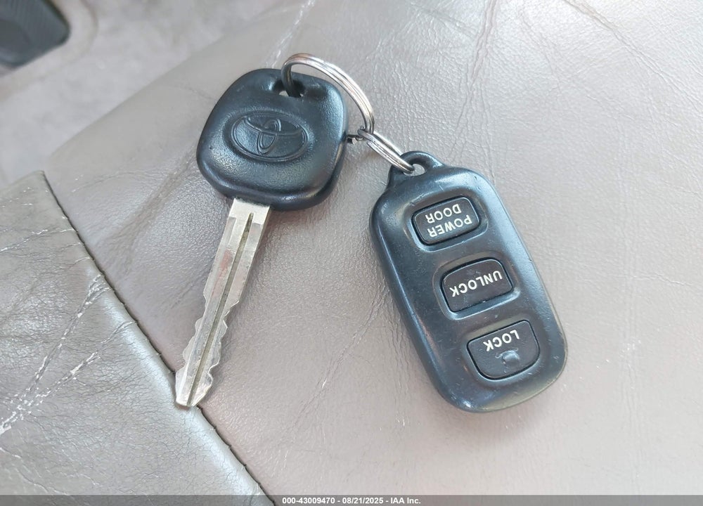 2000 TOYOTA SIENNA XLE VIN: 4T3ZF13C8YU275205