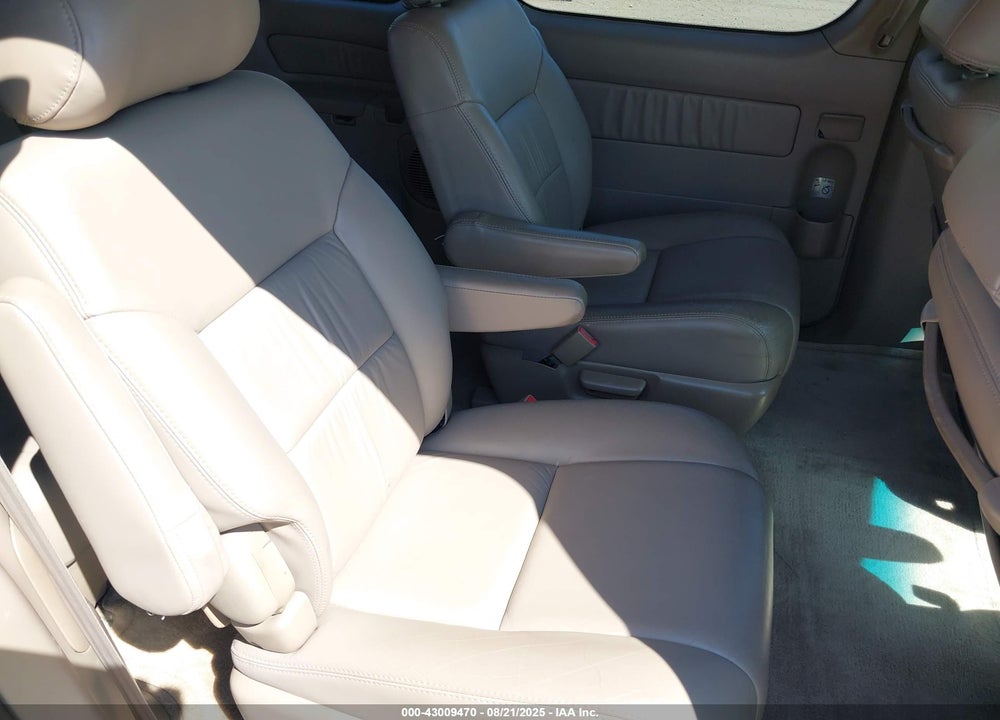 2000 TOYOTA SIENNA XLE VIN: 4T3ZF13C8YU275205