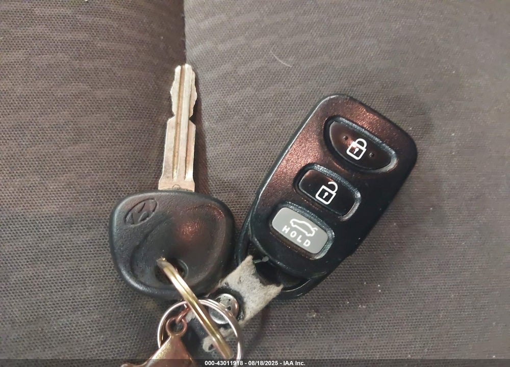 2016 HYUNDAI ELANTRA VIN: 5NPDH4AE3GH683451