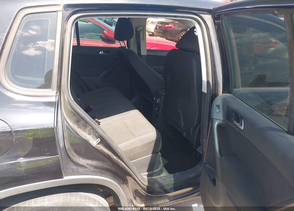 2015 VOLKSWAGEN TIGUAN VIN: WVGAV7AX5FW611282