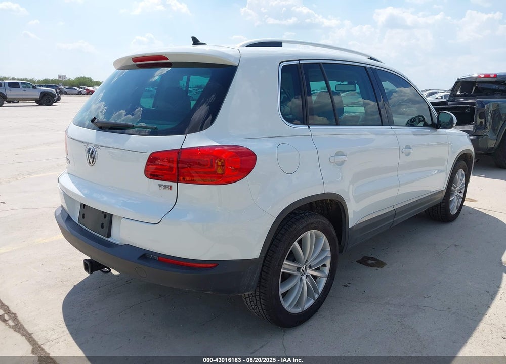 2016 VOLKSWAGEN TIGUAN VIN: WVGAV7AX2GW541824