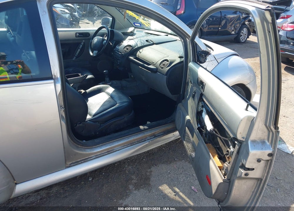 2001 VOLKSWAGEN NEW BEETLE GLX VIN: 3VWDC21C61M422881