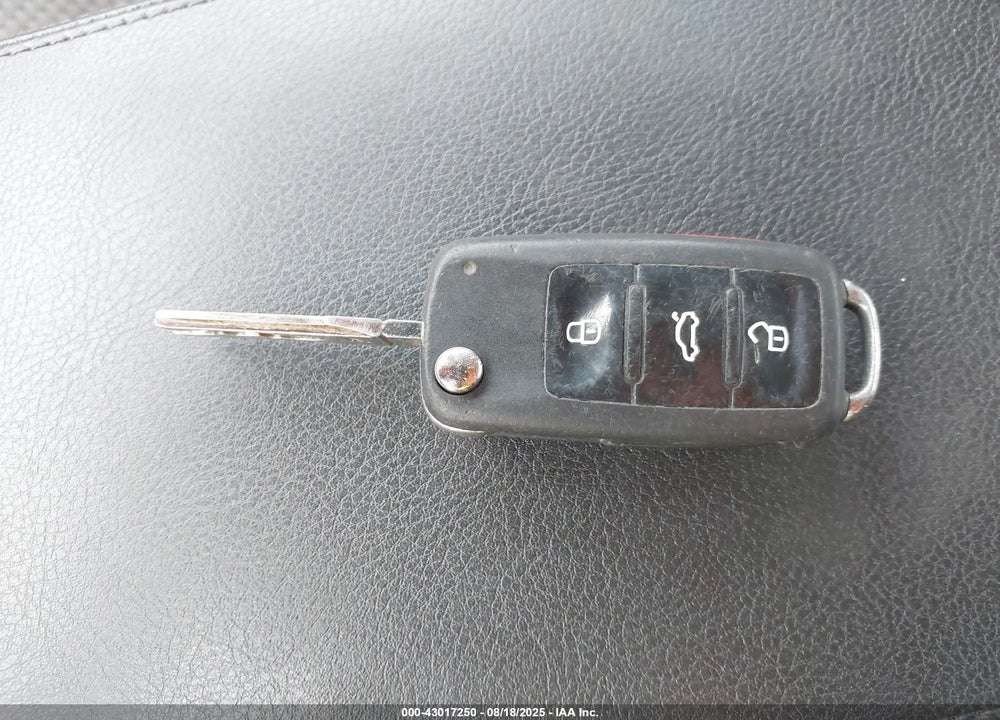 2012 VOLKSWAGEN PASSAT VIN: 1VWAP7A37CC103899