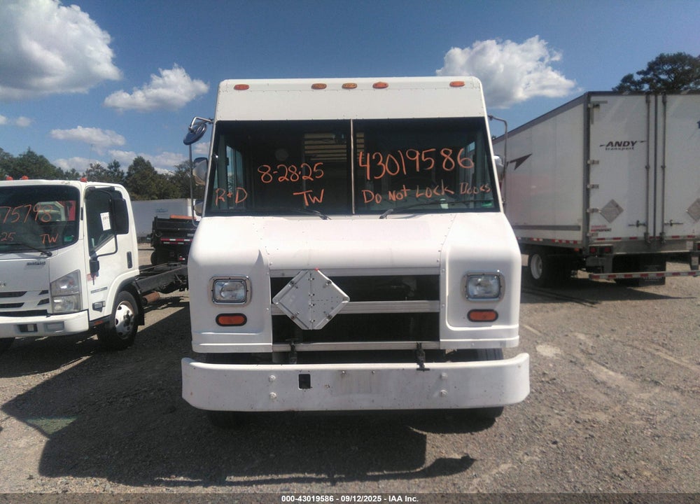 2001 FREIGHTLINER CHASSIS M LINE WALK-IN VAN VIN: 4UZAARBWX1CH52570