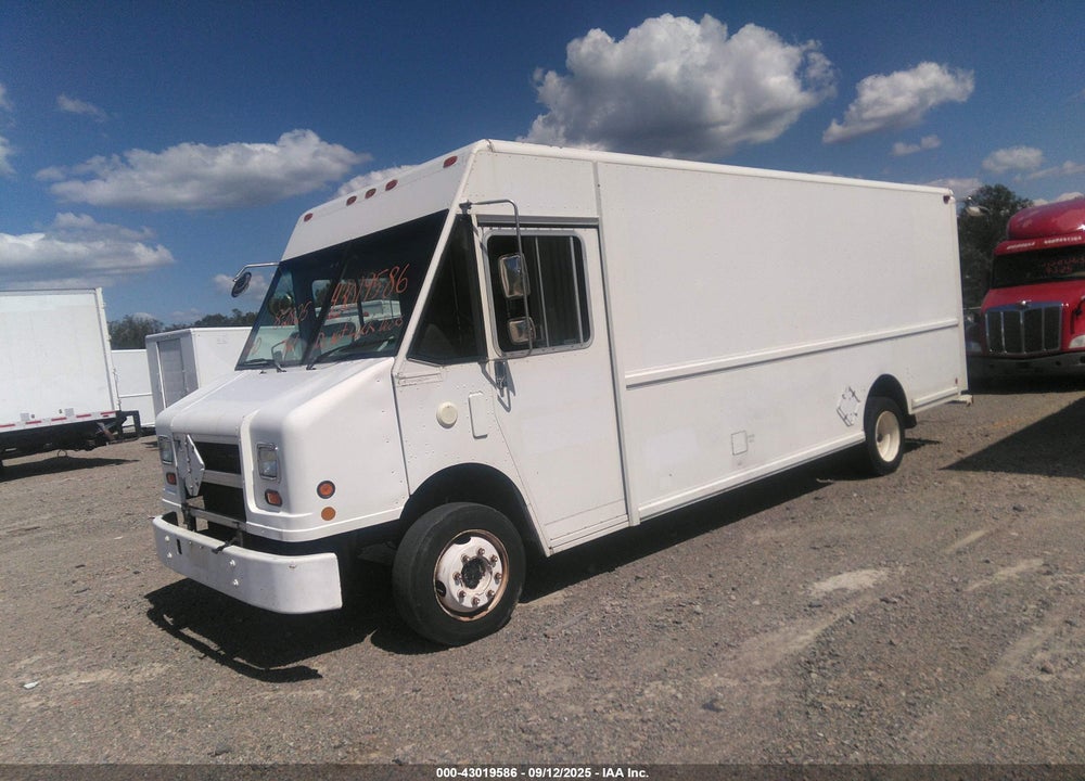 2001 FREIGHTLINER CHASSIS M LINE WALK-IN VAN VIN: 4UZAARBWX1CH52570
